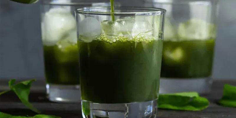 Một ly nước rau má nguyên chất tươi xanh.