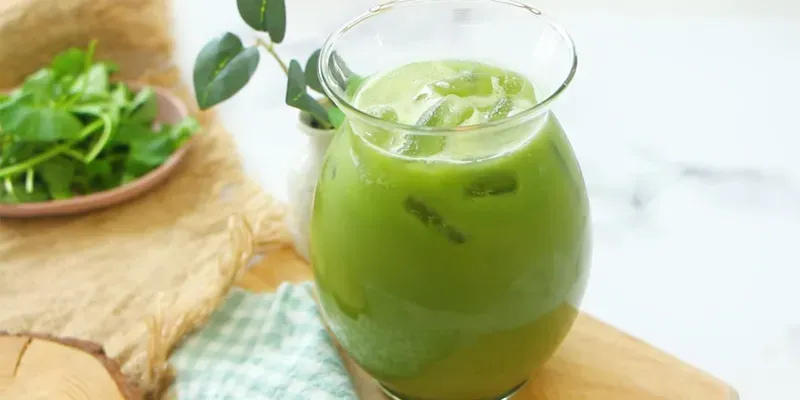 Ly nước rau má pha đậu xanh.