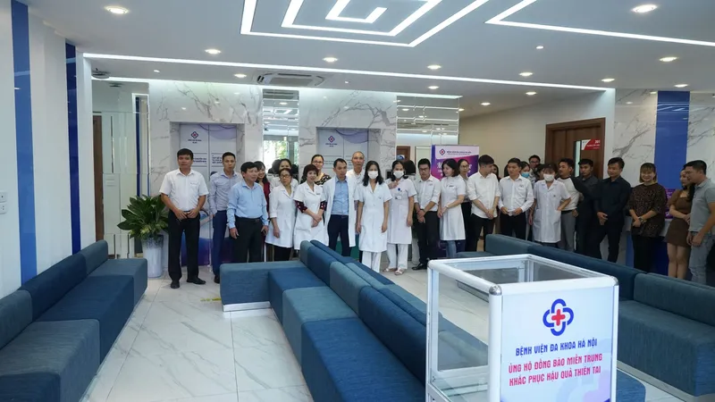 Bệnh nhân đang thực hiện các bước trong quy trình khám tại Bệnh viện Đa khoa Hà Nội