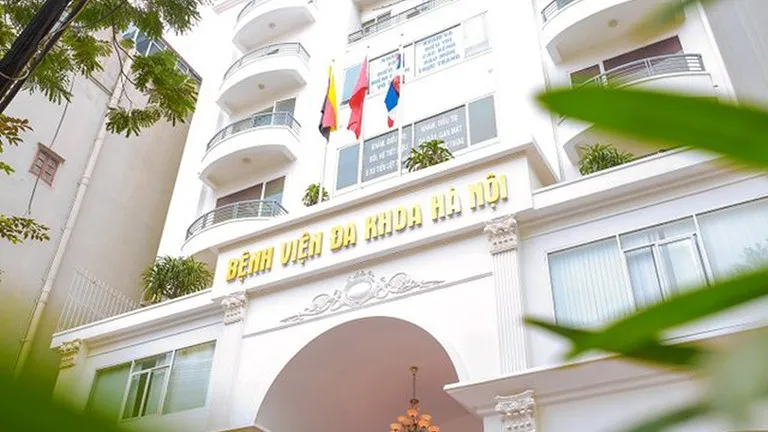 Hình ảnh Bệnh viện Đa khoa Hà Nội nhìn từ bên ngoài, thể hiện sự hiện đại và uy tín