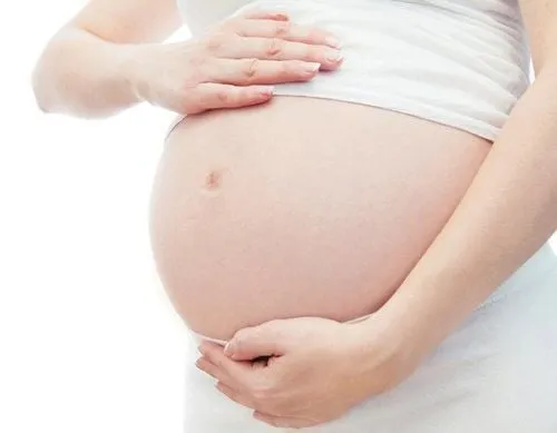 Một phụ nữ mang thai đang ôm bụng, gợi ý Gaviscon có thể dùng cho bà bầu
