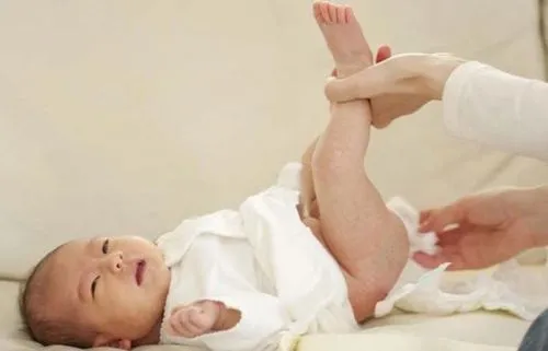 Hình ảnh các sản phẩm sữa như sữa hộp, sữa chua, phô mai, minh họa các thực phẩm cần cân nhắc trong chế độ ăn cho trẻ không dung nạp lactose