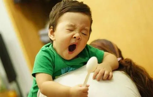 Ảnh minh họa: Trẻ em có thể buồn ngủ khi dùng thuốc dị ứng, một tác dụng phụ thường gặp cần lưu ý.