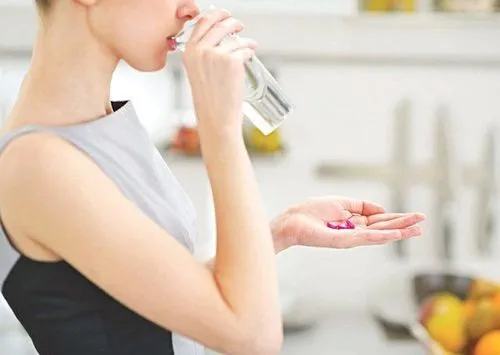 Người bệnh đang uống một viên thuốc cetirizin trị dị ứng