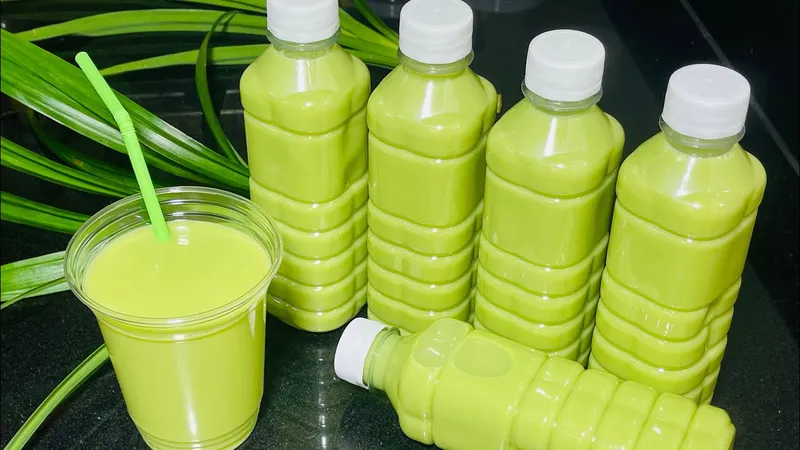 Một ly sữa đậu xanh thơm lừng, được chế biến từ đậu xanh nguyên chất, mang lại hương vị thanh mát và dinh dưỡng
