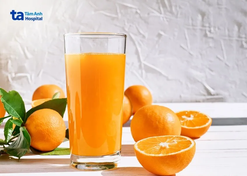Uống nước cam giúp tăng cường vitamin C cho người thiếu máu não