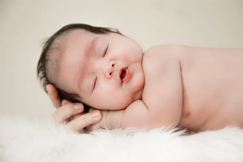 Hình ảnh minh họa mẹo dân gian trị tiêu chảy ở trẻ sơ sinh bằng cách mẹ ăn búp ổi
