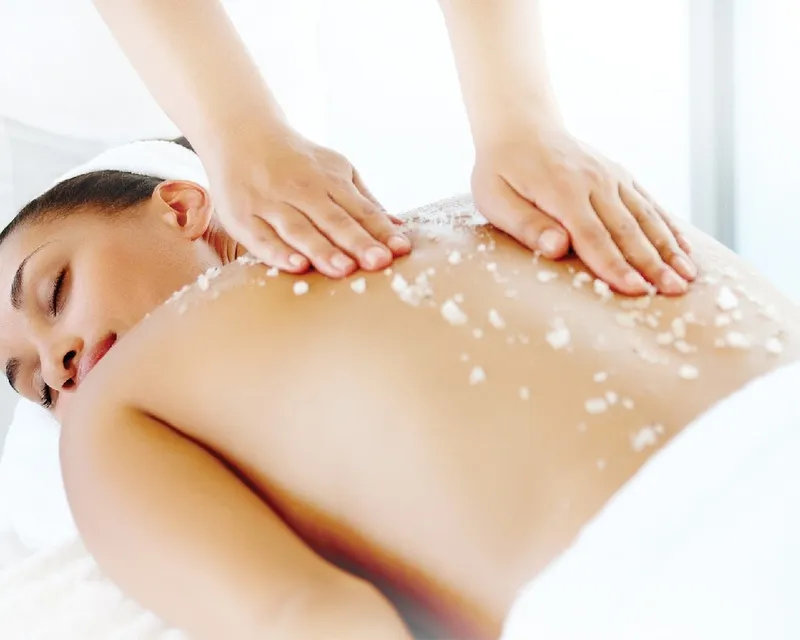 Tẩy tế bào chết định kỳ giúp làm sạch da lưng, giảm mụn