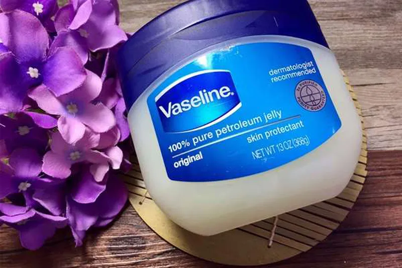 Hộp sáp Vaseline - sản phẩm phổ biến trong chăm sóc da