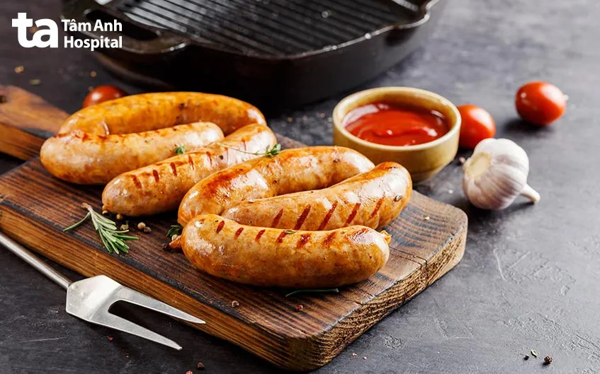 Xúc xích và thịt nguội - thực phẩm chứa nhiều cholesterol cần tránh