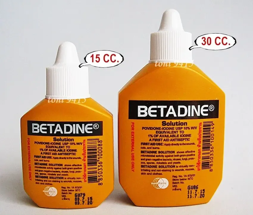 Dung dịch sát khuẩn Betadine màu nâu đặc trưng giúp làm sạch vết thương hở