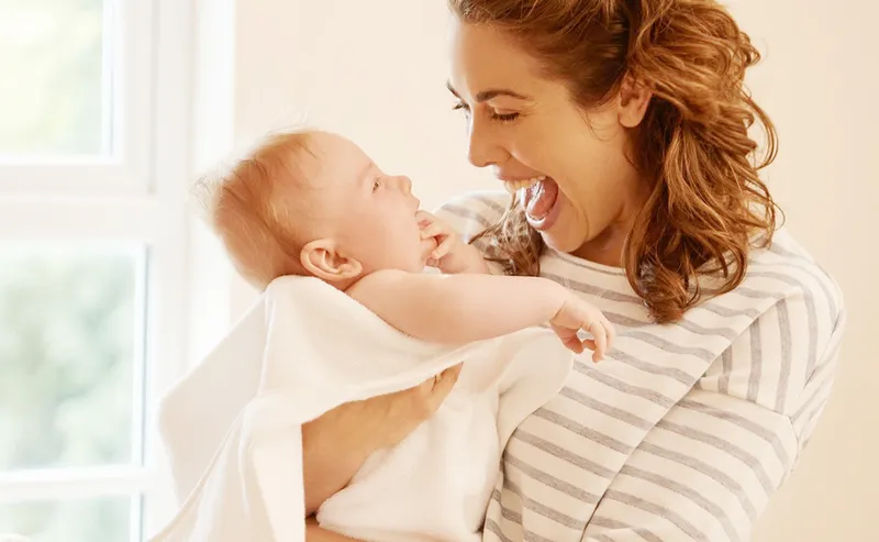 Hình ảnh minh họa: Trẻ sơ sinh được mặc quần áo thoáng mát