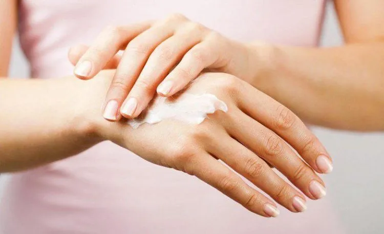 Hình ảnh minh họa cách bôi thuốc Betamethason
