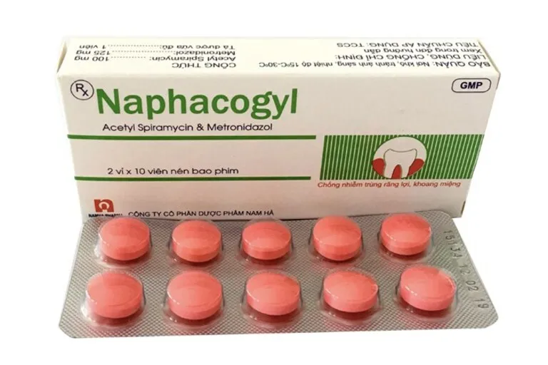 Viên thuốc Naphacogyl màu hồng đặc trưng trị viêm lợi và nhiễm trùng răng miệng