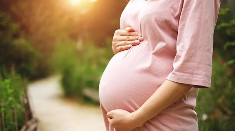 Hình ảnh minh họa sự thận trọng khi bà bầu sử dụng viên ngậm đau họng