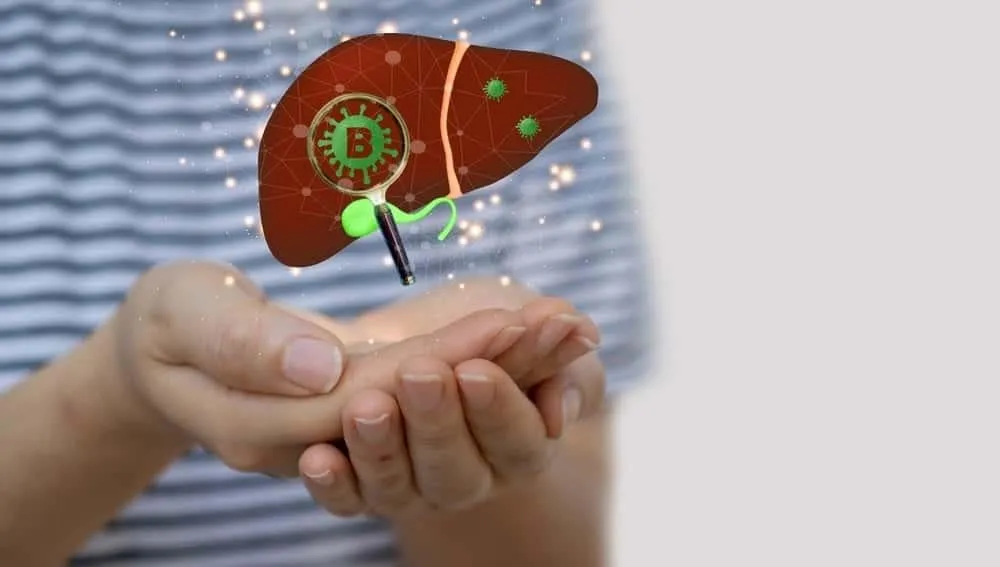 Kỹ thuật viên y tế đang xử lý mẫu máu để xét nghiệm viêm gan B tại phòng lab