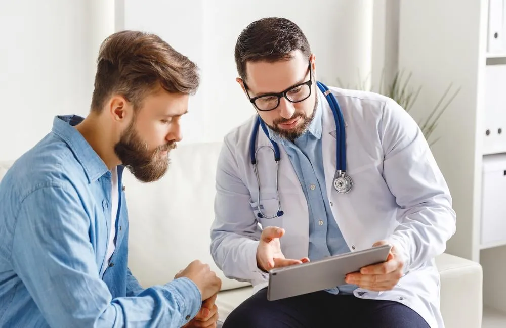 Bác sĩ hoặc bệnh nhân đang xem kết quả xét nghiệm viêm gan B hiển thị trên màn hình hoặc báo cáo